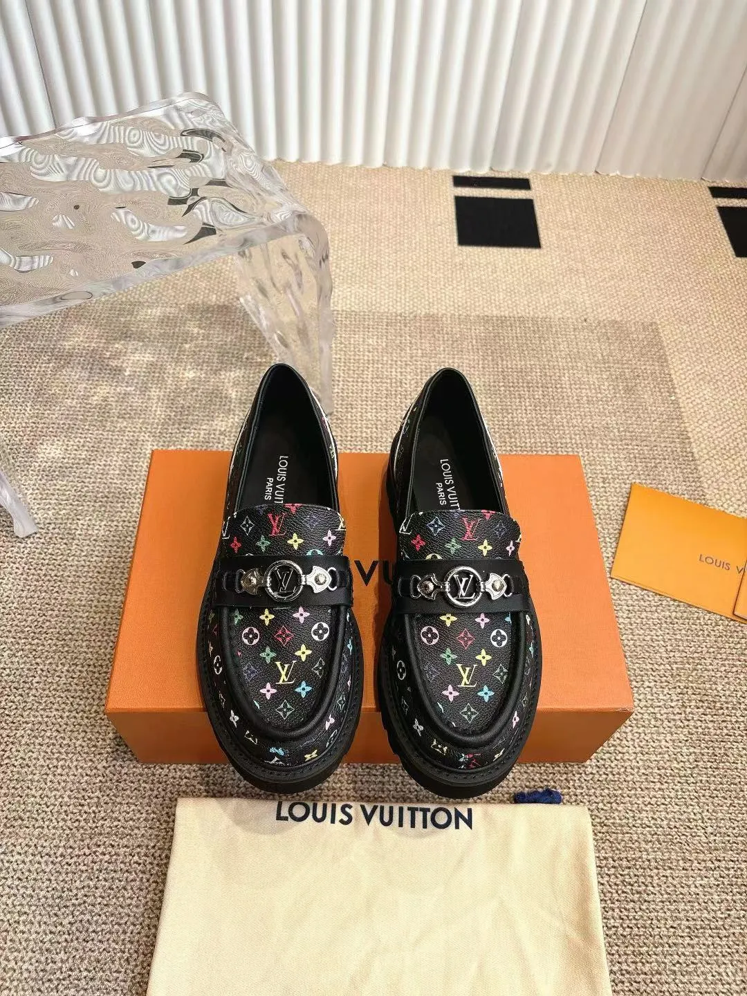 👟👟Ex-factory price 720👟👟 Loaf | ²⁰²5 𝐬𝐬 🤍🤎 LV Louis Vuitton counter’s latest 🆕presbyopia cowhide thick-soled loafer series! New for purchasing agents 🆕 This platform thick-soled series is very popular this year. It has a height-increasing effect and is a fashion leader. It is absolutely yyds! Fabric: Imported open-edge beaded cowhide, cowhide lining. Thick-soled platform shoelaces with logo and non-slip soles. This shoe is very comfortable on the feet and feels great. Original one-to-one molded outsole. Heel height 5cm. Size: 35-41 40 41 Customized ⚠ Comes with counter packaging
